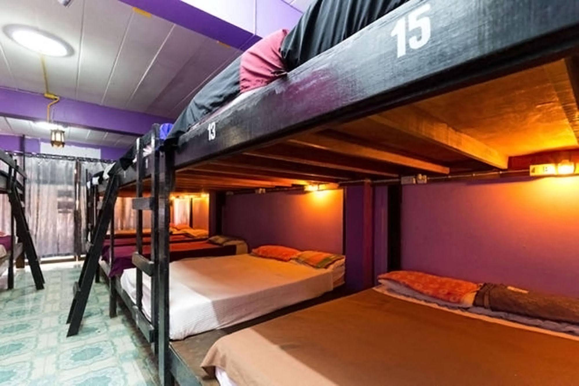 Wild & Wandering Backpacker Hostel & Bar Haad Rin Exterior photo